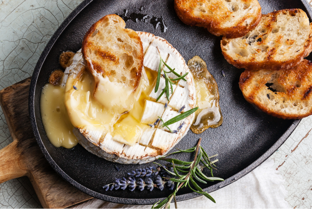 Recepty na chuťovky se sýrem. Zapečený camembert.