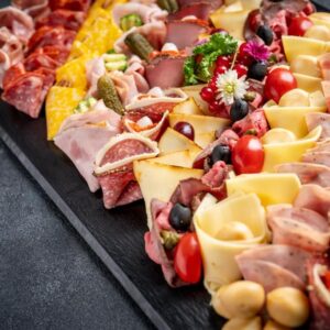 obložená mísa, sýry a uzeniny, catering pro firmy