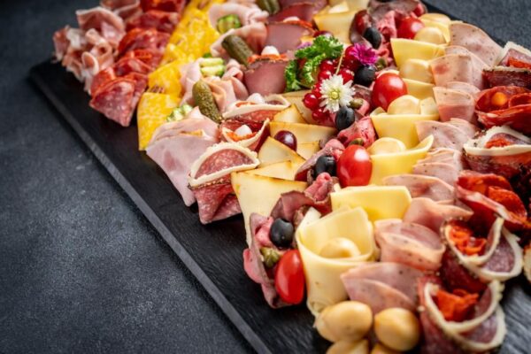 obložená mísa, sýry a uzeniny, catering pro firmy