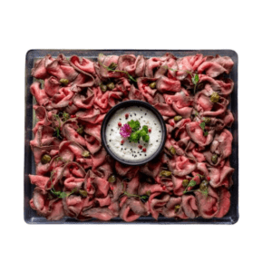 Hovězí roastbeef s kapary a křenovou remuládou. Catering pro firemní akce i soukromé oslavy.