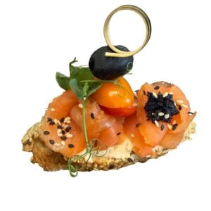 Kanapka s uzeným lososem a kaviárem - catering pro firmy i na soukromé oslavy
