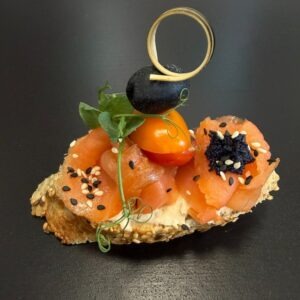 Kanapka s uzeným lososem a kaviárem - catering pro firmy i na soukromé oslavy